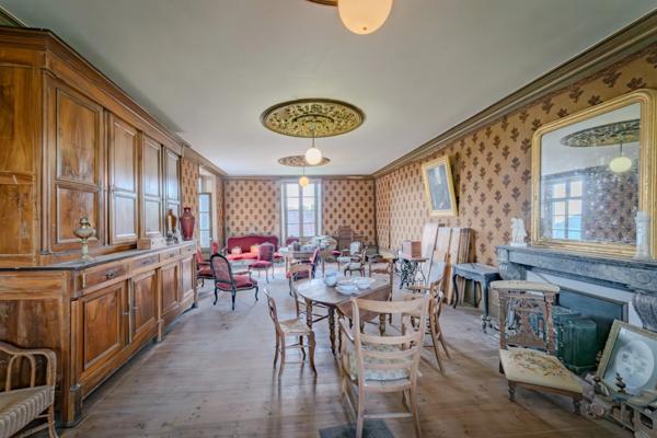 Propriete à vendre 18 pièces proche de COGNAC. Terrain de 3,2ha