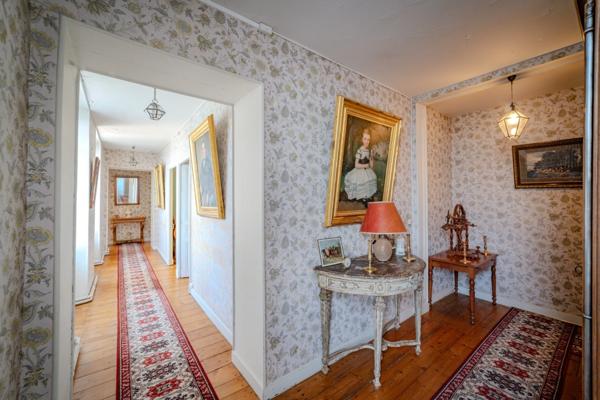 Propriete à vendre 18 pièces proche de COGNAC. Terrain de 3,2ha