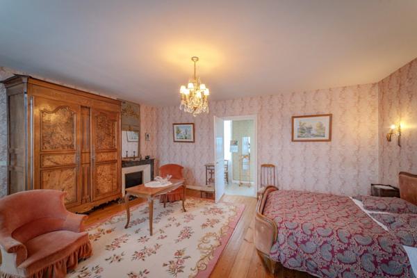 Propriete à vendre 18 pièces proche de COGNAC. Terrain de 3,2ha