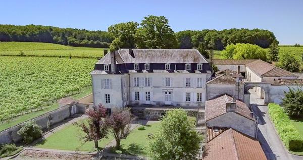 Propriete à vendre 18 pièces proche de COGNAC. Terrain de 3,2ha