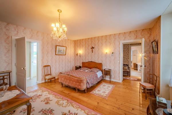 Propriete à vendre 18 pièces proche de COGNAC. Terrain de 3,2ha