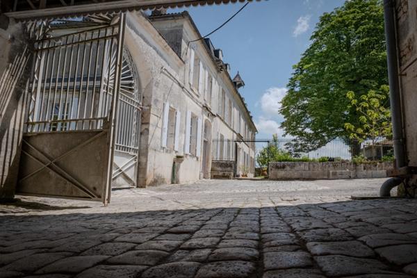 Propriete à vendre 18 pièces proche de COGNAC. Terrain de 3,2ha