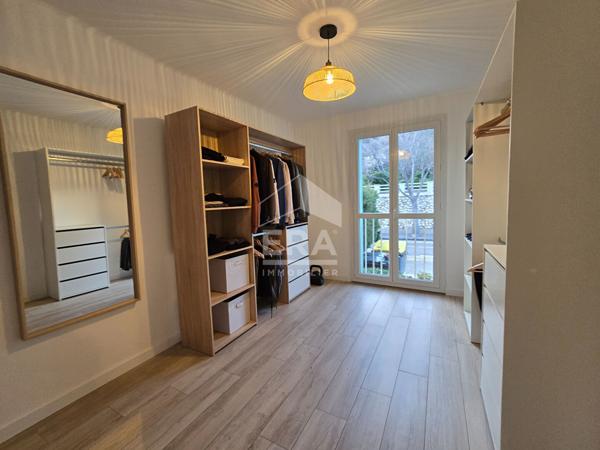 Élégance & Vue Dégagée Superbe T3 Rénové au Coeur de Martigues