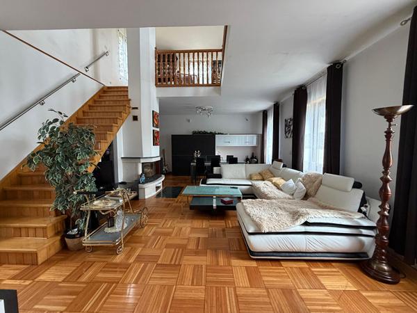 Maison 8 pièces 221 m2