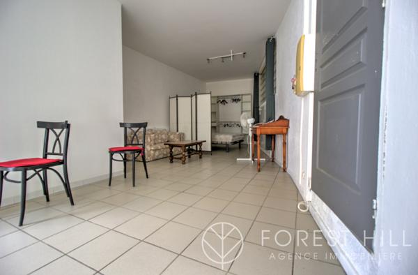 Céret (66400) Studio en rez-de-chaussée – Proche commerces et parking