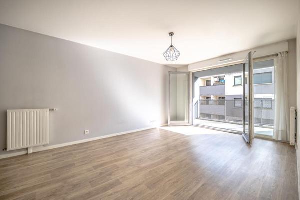 Appartement 2 pièces proche RER D et Métro ligne 15