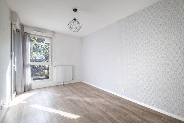 Appartement 2 pièces proche RER D et Métro ligne 15