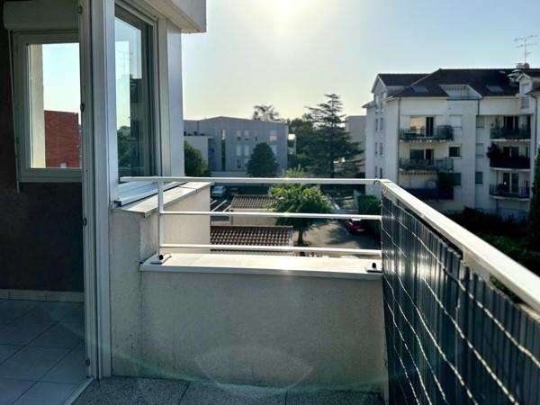 Au CENTRE de Meyzieu, proche de toutes les commodités. A 10 minutes à pied du tramway T3 - MEYZIEU GARE - et des BUS 85 ; 95 ; 67.