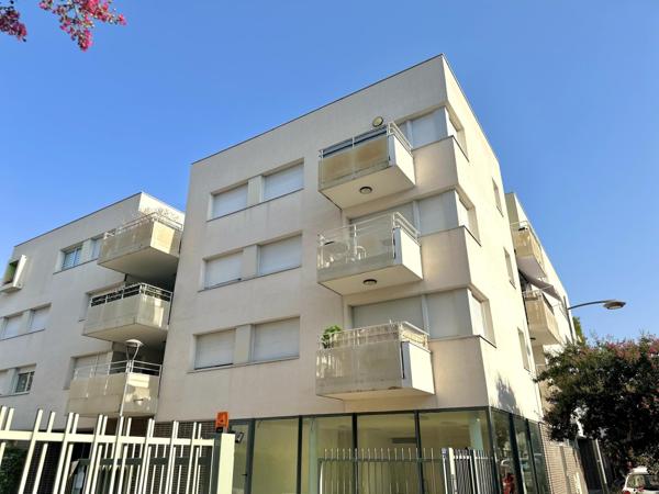 Au CENTRE de Meyzieu, proche de toutes les commodités. A 10 minutes à pied du tramway T3 - MEYZIEU GARE - et des BUS 85 ; 95 ; 67.