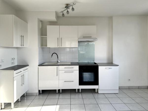 Au CENTRE de Meyzieu, proche de toutes les commodités. A 10 minutes à pied du tramway T3 - MEYZIEU GARE - et des BUS 85 ; 95 ; 67.