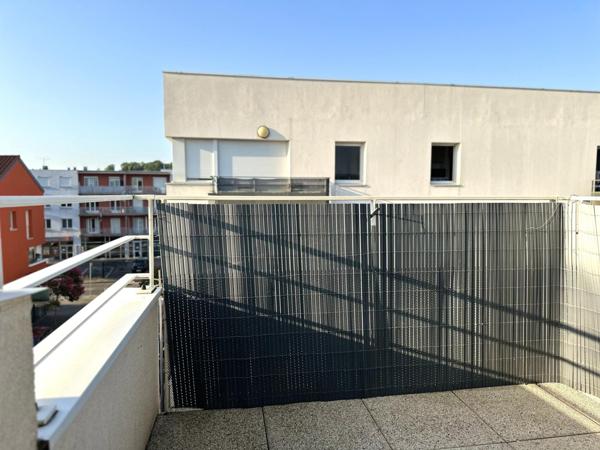 Au CENTRE de Meyzieu, proche de toutes les commodités. A 10 minutes à pied du tramway T3 - MEYZIEU GARE - et des BUS 85 ; 95 ; 67.