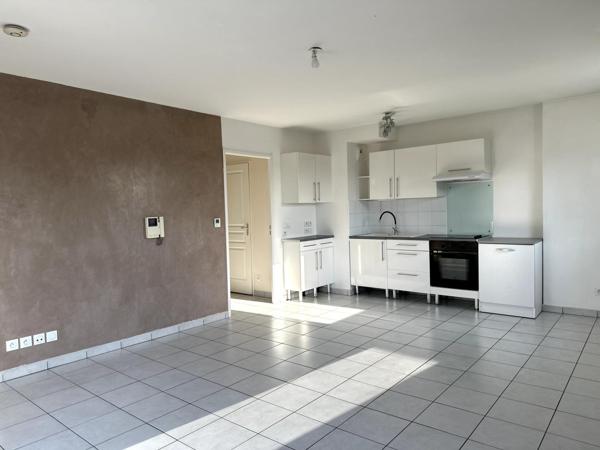 Au CENTRE de Meyzieu, proche de toutes les commodités. A 10 minutes à pied du tramway T3 - MEYZIEU GARE - et des BUS 85 ; 95 ; 67.