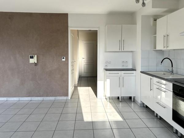 Au CENTRE de Meyzieu, proche de toutes les commodités. A 10 minutes à pied du tramway T3 - MEYZIEU GARE - et des BUS 85 ; 95 ; 67.