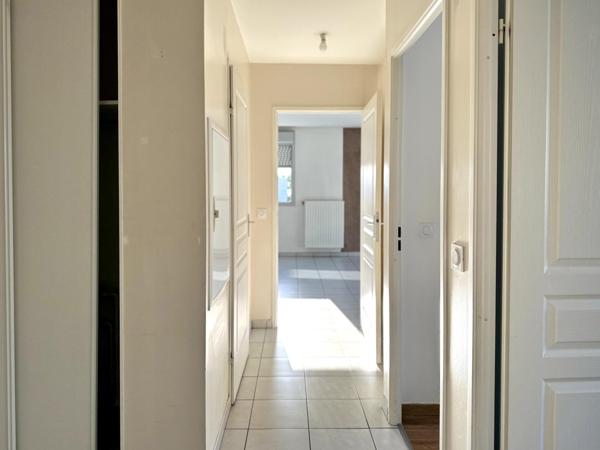 Au CENTRE de Meyzieu, proche de toutes les commodités. A 10 minutes à pied du tramway T3 - MEYZIEU GARE - et des BUS 85 ; 95 ; 67.