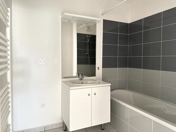 Au CENTRE de Meyzieu, proche de toutes les commodités. A 10 minutes à pied du tramway T3 - MEYZIEU GARE - et des BUS 85 ; 95 ; 67.