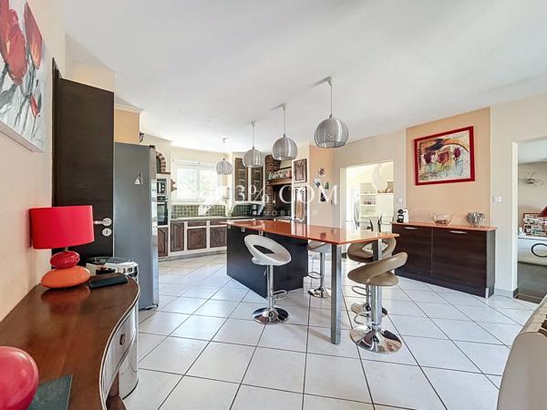 Maison 8 pièce(s) 4 chambre(s) 182.45 m²