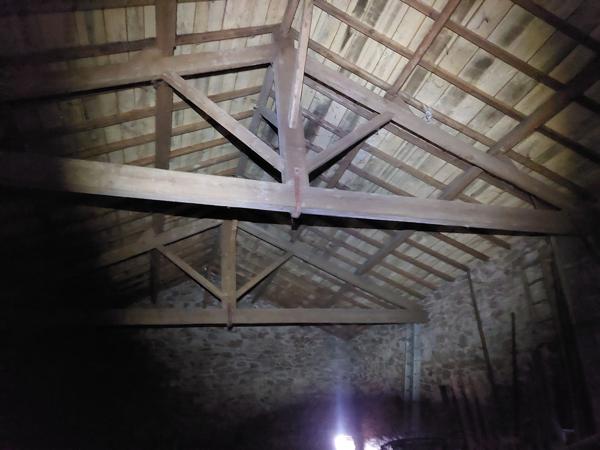 ENSEMBLE IMMOBILIER DE 2 MAISONS EN PIERRE  A RENOVER  PLUS UNE GRANGE FERMEE AVEC TOITURE NEUVE SUR PARCELLE AGRICOLE DE 8087M² CARMAUX (81)