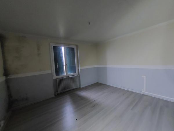 ENSEMBLE IMMOBILIER DE 2 MAISONS EN PIERRE  A RENOVER  PLUS UNE GRANGE FERMEE AVEC TOITURE NEUVE SUR PARCELLE AGRICOLE DE 8087M² CARMAUX (81)