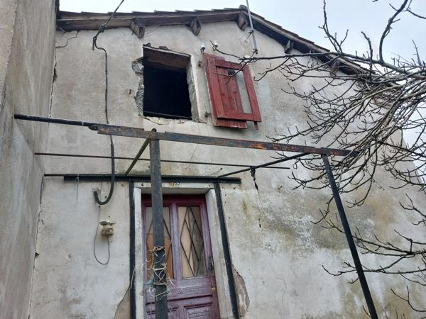 ENSEMBLE IMMOBILIER DE 2 MAISONS EN PIERRE  A RENOVER  PLUS UNE GRANGE FERMEE AVEC TOITURE NEUVE SUR PARCELLE AGRICOLE DE 8087M² CARMAUX (81)