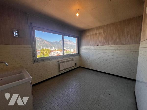 GRENOBLE (Isère) 32 Avenue Jean Perrot, un appartement de type T4