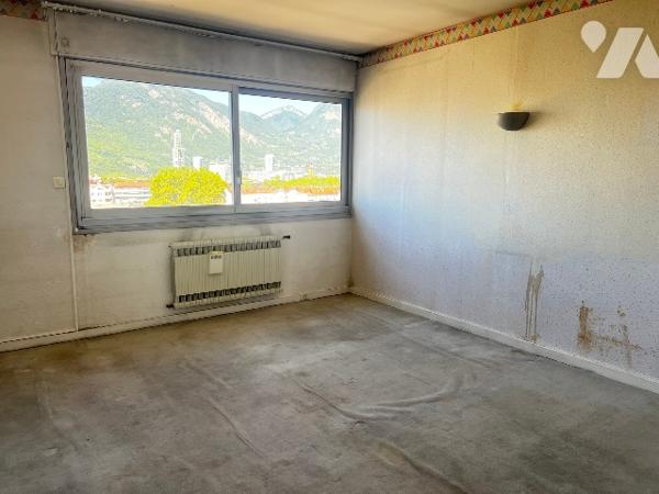 GRENOBLE (Isère) 32 Avenue Jean Perrot, un appartement de type T4