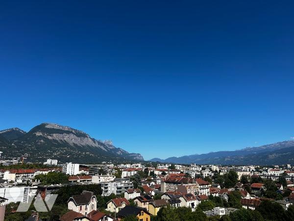 GRENOBLE (Isère) 32 Avenue Jean Perrot, un appartement de type T4