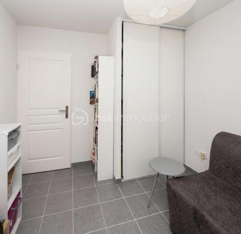 ☀️ Au sein d'une résidence récente et parfaitement entretenue, découvrez ce bel appartement T4 de 89 m² offrant calme, luminosité et une magnifique terrasse surplombant la verdure.
🏡 Vous profiterez d'une pièce de vie de 38 m² ouvert sur une superbe terrasse de 18 m², véritable pièce de vie supplémentaire aux beaux jours.
L'espace nuit comprend 3 belles chambres, dont une avec accès à un balcon privatif, ainsi qu'une salle d'eau et un WC séparé.
✨ Un appartement idéal pour une famille, un couple ou toute personne recherchant confort, espace extérieur et qualité de vie.
⚙️ Grand garage avec porte automatisée, place de parking privative adjacente, avec possibilité d'installation de bornes de recharge pour 2 véhicules électriques. Arrêt de tramway Fébus à proximité immédiate et accès rapide au centre-ville, aux commerces, aux établissements scolaires et de santé.
⭐ Les biens réunissant résidence récente, grande terrasse, environnement calme, vue dégagée et double stationnement sont particulièrement rares sur le secteur.
👉 C’est donc une opportunité à découvrir sans tarder !   Contactez-moi au 06 41 46 70 80 de 9h30 à 20h30 7/7 pour plus d'informations ou organiser votre visite.
