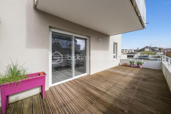 ☀️ Au sein d'une résidence récente et parfaitement entretenue, découvrez ce bel appartement T4 de 89 m² offrant calme, luminosité et une magnifique terrasse surplombant la verdure.
🏡 Vous profiterez d'une pièce de vie de 38 m² ouvert sur une superbe terrasse de 18 m², véritable pièce de vie supplémentaire aux beaux jours.
L'espace nuit comprend 3 belles chambres, dont une avec accès à un balcon privatif, ainsi qu'une salle d'eau et un WC séparé.
✨ Un appartement idéal pour une famille, un couple ou toute personne recherchant confort, espace extérieur et qualité de vie.
⚙️ Grand garage avec porte automatisée, place de parking privative adjacente, avec possibilité d'installation de bornes de recharge pour 2 véhicules électriques. Arrêt de tramway Fébus à proximité immédiate et accès rapide au centre-ville, aux commerces, aux établissements scolaires et de santé.
⭐ Les biens réunissant résidence récente, grande terrasse, environnement calme, vue dégagée et double stationnement sont particulièrement rares sur le secteur.
👉 C’est donc une opportunité à découvrir sans tarder !   Contactez-moi au 06 41 46 70 80 de 9h30 à 20h30 7/7 pour plus d'informations ou organiser votre visite.