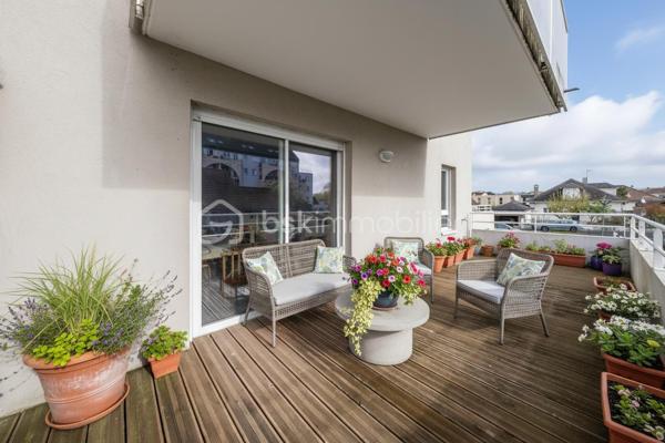 ☀️ Au sein d'une résidence récente et parfaitement entretenue, découvrez ce bel appartement T4 de 89 m² offrant calme, luminosité et une magnifique terrasse surplombant la verdure.
🏡 Vous profiterez d'une pièce de vie de 38 m² ouvert sur une superbe terrasse de 18 m², véritable pièce de vie supplémentaire aux beaux jours.
L'espace nuit comprend 3 belles chambres, dont une avec accès à un balcon privatif, ainsi qu'une salle d'eau et un WC séparé.
✨ Un appartement idéal pour une famille, un couple ou toute personne recherchant confort, espace extérieur et qualité de vie.
⚙️ Grand garage avec porte automatisée, place de parking privative adjacente, avec possibilité d'installation de bornes de recharge pour 2 véhicules électriques. Arrêt de tramway Fébus à proximité immédiate et accès rapide au centre-ville, aux commerces, aux établissements scolaires et de santé.
⭐ Les biens réunissant résidence récente, grande terrasse, environnement calme, vue dégagée et double stationnement sont particulièrement rares sur le secteur.
👉 C’est donc une opportunité à découvrir sans tarder !   Contactez-moi au 06 41 46 70 80 de 9h30 à 20h30 7/7 pour plus d'informations ou organiser votre visite.