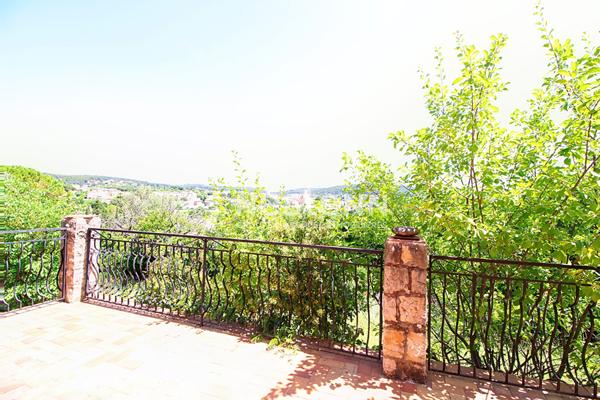 Maison à Lorgues 7 pièces 143 m² avec piscine sur un terrain de 1557m²