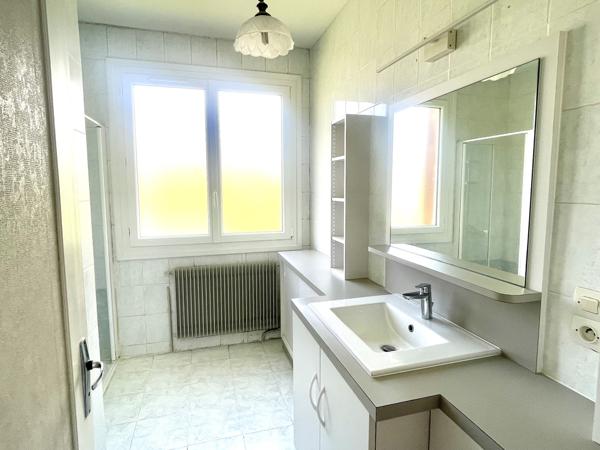 MAISON EN PIERRE avec TERRAIN - SECTEUR PAVILLONNAIRE MIREBEAU