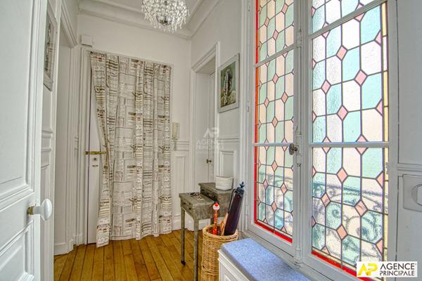 Versailles Notre-Dame Appartement 4 pièces 86 m² carrez situé au 1er étage avec ascenseur, chambre de service de 15m² carrez en supplément et cave €978 000 ** - Référence 27692