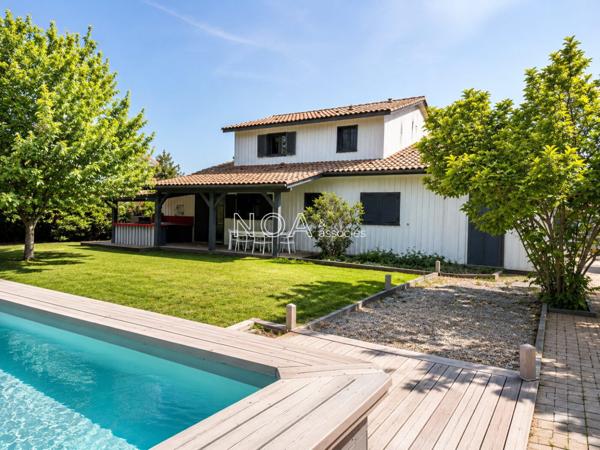 Maison ossature bois avec piscine et jacuzzi