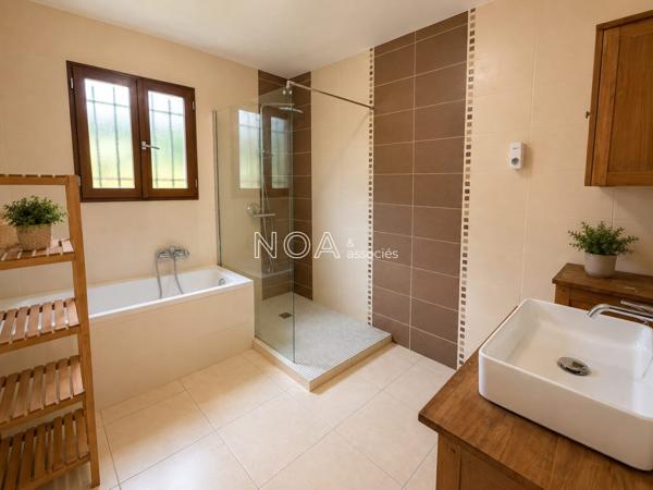 Maison ossature bois avec piscine et jacuzzi