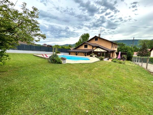 Maison familiale de 220 m² avec piscine et jardin arboré à Lagnieu