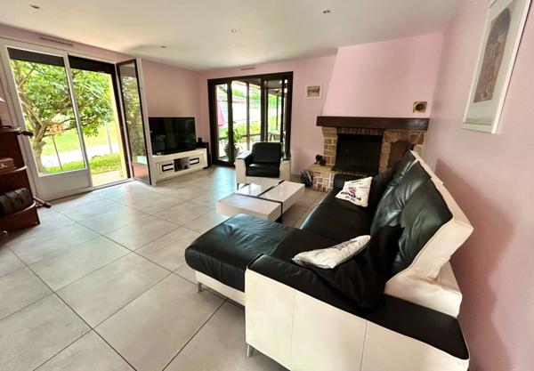 Maison familiale de 220 m² avec piscine et jardin arboré à Lagnieu