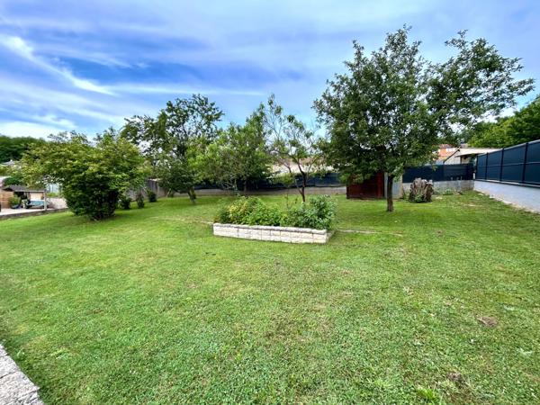 Maison familiale de 220 m² avec piscine et jardin arboré à Lagnieu