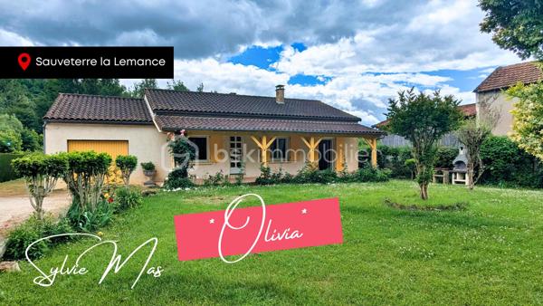 À quelques pas des petits commerces accessibles à pied, la maison *Olivia* offre 95 M2 habitables de plain pied.
Derrière sa façade chaleureuse : une cuisine dinatoire équipée, une pièce de vie organisée autour d’un salon avec insert prolongé par une salle à manger ouverte sur une agréable terrasse couverte. Un espace où l’on imagine facilement les repas d’été ou les dimanches en famille.
Côté nuit, deux chambres, une salle d’eau et un WC indépendant.
Mais *Olivia,* réserve aussi quelques possibilités intéressantes : 
Au bout du couloir, une grande buanderie et une pièce polyvalente avec point d’eau laissent entrevoir différents projets : bureau indépendant, chambre d’appoint, atelier créatif, ou espace de télétravail.
À l’extérieur, un jardin paysager à l'avant, à l’arrière, le terrain révèle un autre visage : un rang de vigne, un grand espace ouvert et surtout un superbe potentiel pour les amoureux de jardinage ou de potager. 
Un garage attenant d’environ 24 m² ainsi qu’un vaste abri de jardin en fond de parcelle viennent compléter l’ensemble.
Côté technique :
✔ toiture refaite il y a environ 7 ans,
✔ isolation des combles réalisée 7 ans env.
✔ menuiseries PVC double vitrage,
✔ volets roulants électriques,
✔ raccordement au tout-à-l’égout.
Quelques rafraîchissements permettront simplement de remettre certains espaces au goût du jour.
Et si *Olivia* devenait votre prochain chez-vous ?