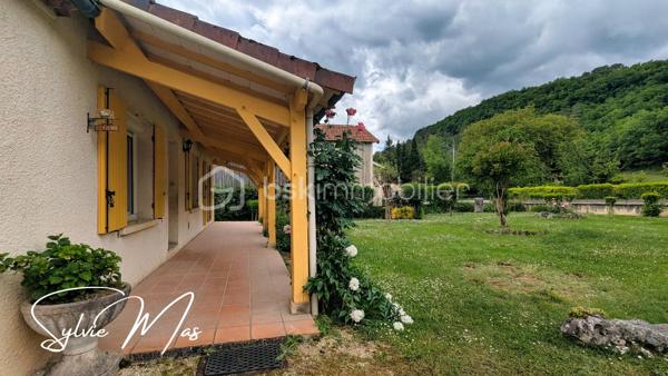 À quelques pas des petits commerces accessibles à pied, la maison *Olivia* offre 95 M2 habitables de plain pied.
Derrière sa façade chaleureuse : une cuisine dinatoire équipée, une pièce de vie organisée autour d’un salon avec insert prolongé par une salle à manger ouverte sur une agréable terrasse couverte. Un espace où l’on imagine facilement les repas d’été ou les dimanches en famille.
Côté nuit, deux chambres, une salle d’eau et un WC indépendant.
Mais *Olivia,* réserve aussi quelques possibilités intéressantes : 
Au bout du couloir, une grande buanderie et une pièce polyvalente avec point d’eau laissent entrevoir différents projets : bureau indépendant, chambre d’appoint, atelier créatif, ou espace de télétravail.
À l’extérieur, un jardin paysager à l'avant, à l’arrière, le terrain révèle un autre visage : un rang de vigne, un grand espace ouvert et surtout un superbe potentiel pour les amoureux de jardinage ou de potager. 
Un garage attenant d’environ 24 m² ainsi qu’un vaste abri de jardin en fond de parcelle viennent compléter l’ensemble.
Côté technique :
✔ toiture refaite il y a environ 7 ans,
✔ isolation des combles réalisée 7 ans env.
✔ menuiseries PVC double vitrage,
✔ volets roulants électriques,
✔ raccordement au tout-à-l’égout.
Quelques rafraîchissements permettront simplement de remettre certains espaces au goût du jour.
Et si *Olivia* devenait votre prochain chez-vous ?