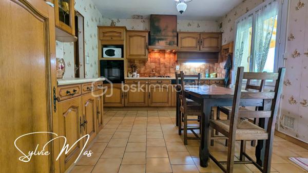 À quelques pas des petits commerces accessibles à pied, la maison *Olivia* offre 95 M2 habitables de plain pied.
Derrière sa façade chaleureuse : une cuisine dinatoire équipée, une pièce de vie organisée autour d’un salon avec insert prolongé par une salle à manger ouverte sur une agréable terrasse couverte. Un espace où l’on imagine facilement les repas d’été ou les dimanches en famille.
Côté nuit, deux chambres, une salle d’eau et un WC indépendant.
Mais *Olivia,* réserve aussi quelques possibilités intéressantes : 
Au bout du couloir, une grande buanderie et une pièce polyvalente avec point d’eau laissent entrevoir différents projets : bureau indépendant, chambre d’appoint, atelier créatif, ou espace de télétravail.
À l’extérieur, un jardin paysager à l'avant, à l’arrière, le terrain révèle un autre visage : un rang de vigne, un grand espace ouvert et surtout un superbe potentiel pour les amoureux de jardinage ou de potager. 
Un garage attenant d’environ 24 m² ainsi qu’un vaste abri de jardin en fond de parcelle viennent compléter l’ensemble.
Côté technique :
✔ toiture refaite il y a environ 7 ans,
✔ isolation des combles réalisée 7 ans env.
✔ menuiseries PVC double vitrage,
✔ volets roulants électriques,
✔ raccordement au tout-à-l’égout.
Quelques rafraîchissements permettront simplement de remettre certains espaces au goût du jour.
Et si *Olivia* devenait votre prochain chez-vous ?