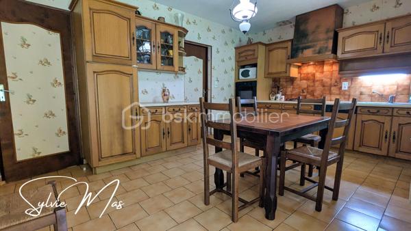 À quelques pas des petits commerces accessibles à pied, la maison *Olivia* offre 95 M2 habitables de plain pied.
Derrière sa façade chaleureuse : une cuisine dinatoire équipée, une pièce de vie organisée autour d’un salon avec insert prolongé par une salle à manger ouverte sur une agréable terrasse couverte. Un espace où l’on imagine facilement les repas d’été ou les dimanches en famille.
Côté nuit, deux chambres, une salle d’eau et un WC indépendant.
Mais *Olivia,* réserve aussi quelques possibilités intéressantes : 
Au bout du couloir, une grande buanderie et une pièce polyvalente avec point d’eau laissent entrevoir différents projets : bureau indépendant, chambre d’appoint, atelier créatif, ou espace de télétravail.
À l’extérieur, un jardin paysager à l'avant, à l’arrière, le terrain révèle un autre visage : un rang de vigne, un grand espace ouvert et surtout un superbe potentiel pour les amoureux de jardinage ou de potager. 
Un garage attenant d’environ 24 m² ainsi qu’un vaste abri de jardin en fond de parcelle viennent compléter l’ensemble.
Côté technique :
✔ toiture refaite il y a environ 7 ans,
✔ isolation des combles réalisée 7 ans env.
✔ menuiseries PVC double vitrage,
✔ volets roulants électriques,
✔ raccordement au tout-à-l’égout.
Quelques rafraîchissements permettront simplement de remettre certains espaces au goût du jour.
Et si *Olivia* devenait votre prochain chez-vous ?