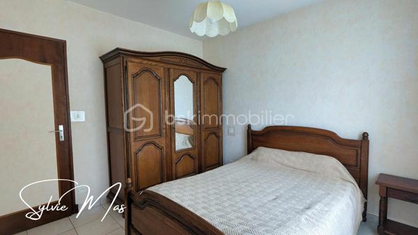À quelques pas des petits commerces accessibles à pied, la maison *Olivia* offre 95 M2 habitables de plain pied.
Derrière sa façade chaleureuse : une cuisine dinatoire équipée, une pièce de vie organisée autour d’un salon avec insert prolongé par une salle à manger ouverte sur une agréable terrasse couverte. Un espace où l’on imagine facilement les repas d’été ou les dimanches en famille.
Côté nuit, deux chambres, une salle d’eau et un WC indépendant.
Mais *Olivia,* réserve aussi quelques possibilités intéressantes : 
Au bout du couloir, une grande buanderie et une pièce polyvalente avec point d’eau laissent entrevoir différents projets : bureau indépendant, chambre d’appoint, atelier créatif, ou espace de télétravail.
À l’extérieur, un jardin paysager à l'avant, à l’arrière, le terrain révèle un autre visage : un rang de vigne, un grand espace ouvert et surtout un superbe potentiel pour les amoureux de jardinage ou de potager. 
Un garage attenant d’environ 24 m² ainsi qu’un vaste abri de jardin en fond de parcelle viennent compléter l’ensemble.
Côté technique :
✔ toiture refaite il y a environ 7 ans,
✔ isolation des combles réalisée 7 ans env.
✔ menuiseries PVC double vitrage,
✔ volets roulants électriques,
✔ raccordement au tout-à-l’égout.
Quelques rafraîchissements permettront simplement de remettre certains espaces au goût du jour.
Et si *Olivia* devenait votre prochain chez-vous ?