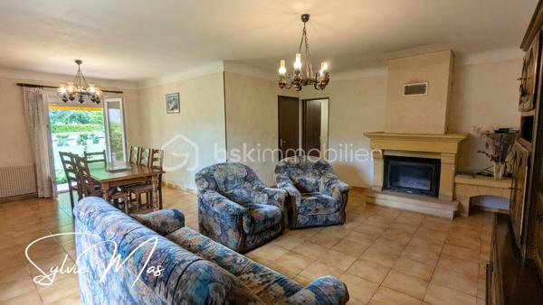 À quelques pas des petits commerces accessibles à pied, la maison *Olivia* offre 95 M2 habitables de plain pied.
Derrière sa façade chaleureuse : une cuisine dinatoire équipée, une pièce de vie organisée autour d’un salon avec insert prolongé par une salle à manger ouverte sur une agréable terrasse couverte. Un espace où l’on imagine facilement les repas d’été ou les dimanches en famille.
Côté nuit, deux chambres, une salle d’eau et un WC indépendant.
Mais *Olivia,* réserve aussi quelques possibilités intéressantes : 
Au bout du couloir, une grande buanderie et une pièce polyvalente avec point d’eau laissent entrevoir différents projets : bureau indépendant, chambre d’appoint, atelier créatif, ou espace de télétravail.
À l’extérieur, un jardin paysager à l'avant, à l’arrière, le terrain révèle un autre visage : un rang de vigne, un grand espace ouvert et surtout un superbe potentiel pour les amoureux de jardinage ou de potager. 
Un garage attenant d’environ 24 m² ainsi qu’un vaste abri de jardin en fond de parcelle viennent compléter l’ensemble.
Côté technique :
✔ toiture refaite il y a environ 7 ans,
✔ isolation des combles réalisée 7 ans env.
✔ menuiseries PVC double vitrage,
✔ volets roulants électriques,
✔ raccordement au tout-à-l’égout.
Quelques rafraîchissements permettront simplement de remettre certains espaces au goût du jour.
Et si *Olivia* devenait votre prochain chez-vous ?