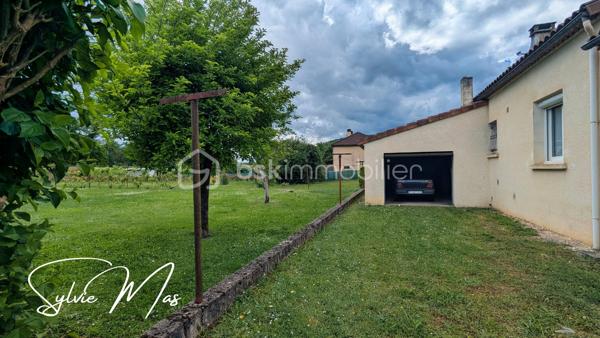 À quelques pas des petits commerces accessibles à pied, la maison *Olivia* offre 95 M2 habitables de plain pied.
Derrière sa façade chaleureuse : une cuisine dinatoire équipée, une pièce de vie organisée autour d’un salon avec insert prolongé par une salle à manger ouverte sur une agréable terrasse couverte. Un espace où l’on imagine facilement les repas d’été ou les dimanches en famille.
Côté nuit, deux chambres, une salle d’eau et un WC indépendant.
Mais *Olivia,* réserve aussi quelques possibilités intéressantes : 
Au bout du couloir, une grande buanderie et une pièce polyvalente avec point d’eau laissent entrevoir différents projets : bureau indépendant, chambre d’appoint, atelier créatif, ou espace de télétravail.
À l’extérieur, un jardin paysager à l'avant, à l’arrière, le terrain révèle un autre visage : un rang de vigne, un grand espace ouvert et surtout un superbe potentiel pour les amoureux de jardinage ou de potager. 
Un garage attenant d’environ 24 m² ainsi qu’un vaste abri de jardin en fond de parcelle viennent compléter l’ensemble.
Côté technique :
✔ toiture refaite il y a environ 7 ans,
✔ isolation des combles réalisée 7 ans env.
✔ menuiseries PVC double vitrage,
✔ volets roulants électriques,
✔ raccordement au tout-à-l’égout.
Quelques rafraîchissements permettront simplement de remettre certains espaces au goût du jour.
Et si *Olivia* devenait votre prochain chez-vous ?