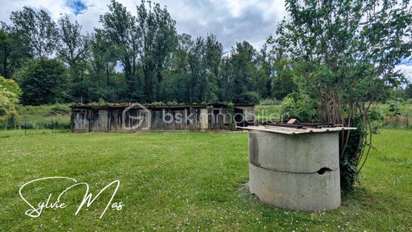 À quelques pas des petits commerces accessibles à pied, la maison *Olivia* offre 95 M2 habitables de plain pied.
Derrière sa façade chaleureuse : une cuisine dinatoire équipée, une pièce de vie organisée autour d’un salon avec insert prolongé par une salle à manger ouverte sur une agréable terrasse couverte. Un espace où l’on imagine facilement les repas d’été ou les dimanches en famille.
Côté nuit, deux chambres, une salle d’eau et un WC indépendant.
Mais *Olivia,* réserve aussi quelques possibilités intéressantes : 
Au bout du couloir, une grande buanderie et une pièce polyvalente avec point d’eau laissent entrevoir différents projets : bureau indépendant, chambre d’appoint, atelier créatif, ou espace de télétravail.
À l’extérieur, un jardin paysager à l'avant, à l’arrière, le terrain révèle un autre visage : un rang de vigne, un grand espace ouvert et surtout un superbe potentiel pour les amoureux de jardinage ou de potager. 
Un garage attenant d’environ 24 m² ainsi qu’un vaste abri de jardin en fond de parcelle viennent compléter l’ensemble.
Côté technique :
✔ toiture refaite il y a environ 7 ans,
✔ isolation des combles réalisée 7 ans env.
✔ menuiseries PVC double vitrage,
✔ volets roulants électriques,
✔ raccordement au tout-à-l’égout.
Quelques rafraîchissements permettront simplement de remettre certains espaces au goût du jour.
Et si *Olivia* devenait votre prochain chez-vous ?