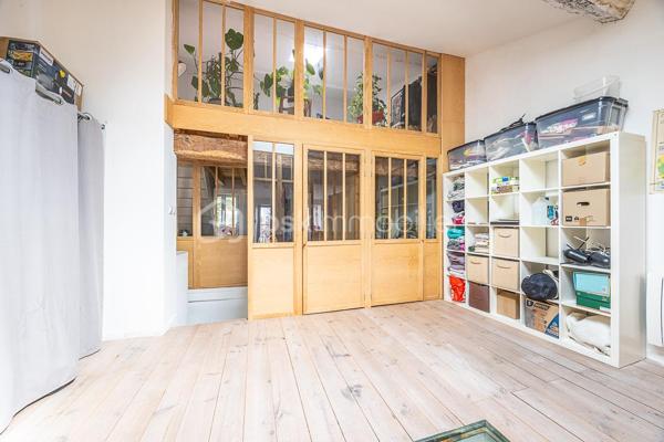 Vous rêvez de tout avoir à pied ? Marché, commerces, culture, vie de quartier… Cette maison de ville implantée en plein cœur historique de Niort vous offre ce privilège rare : vivre au centre de tout, sans compromis sur l'espace.
Organisée sur 4 niveaux, elle séduit aussi bien une famille, des urbains actifs aux multiples activités, qu'un investisseur en quête d'un bien à fort potentiel locatif (colocation, location touristique).
.
____________________________________
🔑 Rez-de-chaussée – L'atout numéro un en centre-ville
•	Entrée
•	garage de 50 m² environ : rare en hypercentre, stationnement, atelier, stockage ou tout autre usage selon vos besoins
.
________________________________________
🔼 1er niveau – Les espaces communs
•	Pièce de vie traversante comprenant une cuisine équipée ouverte sur la salle à manger et le salon
•	WC sur le palier
•	À noter : ce niveau bénéficie d'une luminosité plus tamisée, dans la typicité des maisons de centre ancien
.
________________________________________
🏠 2e niveau – Le cœur de la maison
•	Palier généreux aménagé en bibliothèque : un véritable espace de vie à part entière
•	2 grandes chambres
•	Salle de bain
•	WC séparé
.
________________________________________
☁️ 3e niveau – L'espace des possibles
•	1 grande chambre
•	1 débarras transformable en deuxième salle d’eau
•	Bureau ou dressing avec accès à la pièce en mezzanine
•	Mezzanine avec fenêtres de toit et verrière intérieure de 20m² au sol (11,72m² loi Carrez) : lumineuse, inspirante, grand bureau ou chambre supplémentaire
.
________________________________________
🌿 Extérieur
Terrasse privative de 14 m² le long du salon (2,5 m de large), totalement préservée des regards, fraîche et ombragée en été : un vrai espace de respiration en plein cœur de ville.
.
________________________________________
✔️ Les points forts
•	Localisation premium : marché, commerces, tous les atouts de la vie citadine à pied
•	Grand garage – denrée rare en centre-ville
•	4 niveaux : idéal pour une colocation ou une famille qui aime ses espaces
•	Terrasse privative et aveugle
•	Potentiel locatif fort : colocation, location meublée, tourisme
•	Caractère et cachet d'une vraie maison de ville atypique
.
________________________________________
👉 Cette maison correspond à votre projet ? Selon l'article L.561.5 du Code Monétaire et Financier, pour l'organisation de la visite, la présentation d'une pièce d'identité vous sera demandée. Vous avez la possibilité de vous faire accompagner, lors de la visite, par un professionnel de la construction de votre choix (architecte, expert en bâtiment, maître d’œuvre, artisan, etc.). Cette démarche peut vous permettre d’obtenir un avis technique éclairé sur l’état du bien, d’identifier d’éventuels travaux à prévoir et de sécuriser votre projet d’acquisition. Je vous remercie de bien vouloir m'informer en amont de la visite si vous souhaitez être accompagnés afin de faciliter l’organisation de celle-ci dans les meilleures conditions.

📞 Chers confrères, contactez-moi pour travailler en inter-cabinet.