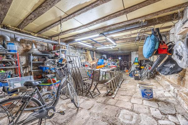 Vous rêvez de tout avoir à pied ? Marché, commerces, culture, vie de quartier… Cette maison de ville implantée en plein cœur historique de Niort vous offre ce privilège rare : vivre au centre de tout, sans compromis sur l'espace.
Organisée sur 4 niveaux, elle séduit aussi bien une famille, des urbains actifs aux multiples activités, qu'un investisseur en quête d'un bien à fort potentiel locatif (colocation, location touristique).
.
____________________________________
🔑 Rez-de-chaussée – L'atout numéro un en centre-ville
•	Entrée
•	garage de 50 m² environ : rare en hypercentre, stationnement, atelier, stockage ou tout autre usage selon vos besoins
.
________________________________________
🔼 1er niveau – Les espaces communs
•	Pièce de vie traversante comprenant une cuisine équipée ouverte sur la salle à manger et le salon
•	WC sur le palier
•	À noter : ce niveau bénéficie d'une luminosité plus tamisée, dans la typicité des maisons de centre ancien
.
________________________________________
🏠 2e niveau – Le cœur de la maison
•	Palier généreux aménagé en bibliothèque : un véritable espace de vie à part entière
•	2 grandes chambres
•	Salle de bain
•	WC séparé
.
________________________________________
☁️ 3e niveau – L'espace des possibles
•	1 grande chambre
•	1 débarras transformable en deuxième salle d’eau
•	Bureau ou dressing avec accès à la pièce en mezzanine
•	Mezzanine avec fenêtres de toit et verrière intérieure de 20m² au sol (11,72m² loi Carrez) : lumineuse, inspirante, grand bureau ou chambre supplémentaire
.
________________________________________
🌿 Extérieur
Terrasse privative de 14 m² le long du salon (2,5 m de large), totalement préservée des regards, fraîche et ombragée en été : un vrai espace de respiration en plein cœur de ville.
.
________________________________________
✔️ Les points forts
•	Localisation premium : marché, commerces, tous les atouts de la vie citadine à pied
•	Grand garage – denrée rare en centre-ville
•	4 niveaux : idéal pour une colocation ou une famille qui aime ses espaces
•	Terrasse privative et aveugle
•	Potentiel locatif fort : colocation, location meublée, tourisme
•	Caractère et cachet d'une vraie maison de ville atypique
.
________________________________________
👉 Cette maison correspond à votre projet ? Selon l'article L.561.5 du Code Monétaire et Financier, pour l'organisation de la visite, la présentation d'une pièce d'identité vous sera demandée. Vous avez la possibilité de vous faire accompagner, lors de la visite, par un professionnel de la construction de votre choix (architecte, expert en bâtiment, maître d’œuvre, artisan, etc.). Cette démarche peut vous permettre d’obtenir un avis technique éclairé sur l’état du bien, d’identifier d’éventuels travaux à prévoir et de sécuriser votre projet d’acquisition. Je vous remercie de bien vouloir m'informer en amont de la visite si vous souhaitez être accompagnés afin de faciliter l’organisation de celle-ci dans les meilleures conditions.

📞 Chers confrères, contactez-moi pour travailler en inter-cabinet.