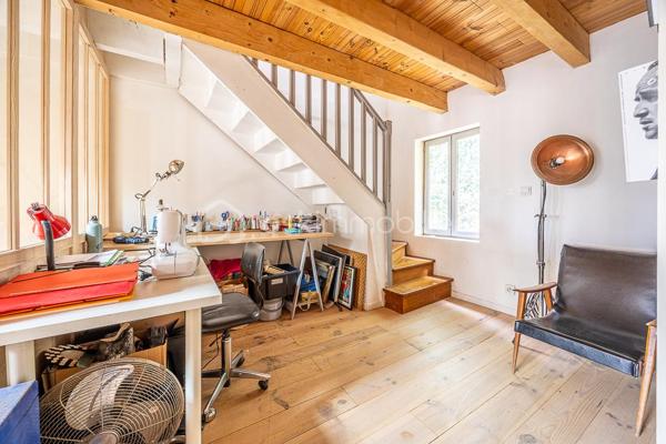Vous rêvez de tout avoir à pied ? Marché, commerces, culture, vie de quartier… Cette maison de ville implantée en plein cœur historique de Niort vous offre ce privilège rare : vivre au centre de tout, sans compromis sur l'espace.
Organisée sur 4 niveaux, elle séduit aussi bien une famille, des urbains actifs aux multiples activités, qu'un investisseur en quête d'un bien à fort potentiel locatif (colocation, location touristique).
.
____________________________________
🔑 Rez-de-chaussée – L'atout numéro un en centre-ville
•	Entrée
•	garage de 50 m² environ : rare en hypercentre, stationnement, atelier, stockage ou tout autre usage selon vos besoins
.
________________________________________
🔼 1er niveau – Les espaces communs
•	Pièce de vie traversante comprenant une cuisine équipée ouverte sur la salle à manger et le salon
•	WC sur le palier
•	À noter : ce niveau bénéficie d'une luminosité plus tamisée, dans la typicité des maisons de centre ancien
.
________________________________________
🏠 2e niveau – Le cœur de la maison
•	Palier généreux aménagé en bibliothèque : un véritable espace de vie à part entière
•	2 grandes chambres
•	Salle de bain
•	WC séparé
.
________________________________________
☁️ 3e niveau – L'espace des possibles
•	1 grande chambre
•	1 débarras transformable en deuxième salle d’eau
•	Bureau ou dressing avec accès à la pièce en mezzanine
•	Mezzanine avec fenêtres de toit et verrière intérieure de 20m² au sol (11,72m² loi Carrez) : lumineuse, inspirante, grand bureau ou chambre supplémentaire
.
________________________________________
🌿 Extérieur
Terrasse privative de 14 m² le long du salon (2,5 m de large), totalement préservée des regards, fraîche et ombragée en été : un vrai espace de respiration en plein cœur de ville.
.
________________________________________
✔️ Les points forts
•	Localisation premium : marché, commerces, tous les atouts de la vie citadine à pied
•	Grand garage – denrée rare en centre-ville
•	4 niveaux : idéal pour une colocation ou une famille qui aime ses espaces
•	Terrasse privative et aveugle
•	Potentiel locatif fort : colocation, location meublée, tourisme
•	Caractère et cachet d'une vraie maison de ville atypique
.
________________________________________
👉 Cette maison correspond à votre projet ? Selon l'article L.561.5 du Code Monétaire et Financier, pour l'organisation de la visite, la présentation d'une pièce d'identité vous sera demandée. Vous avez la possibilité de vous faire accompagner, lors de la visite, par un professionnel de la construction de votre choix (architecte, expert en bâtiment, maître d’œuvre, artisan, etc.). Cette démarche peut vous permettre d’obtenir un avis technique éclairé sur l’état du bien, d’identifier d’éventuels travaux à prévoir et de sécuriser votre projet d’acquisition. Je vous remercie de bien vouloir m'informer en amont de la visite si vous souhaitez être accompagnés afin de faciliter l’organisation de celle-ci dans les meilleures conditions.

📞 Chers confrères, contactez-moi pour travailler en inter-cabinet.