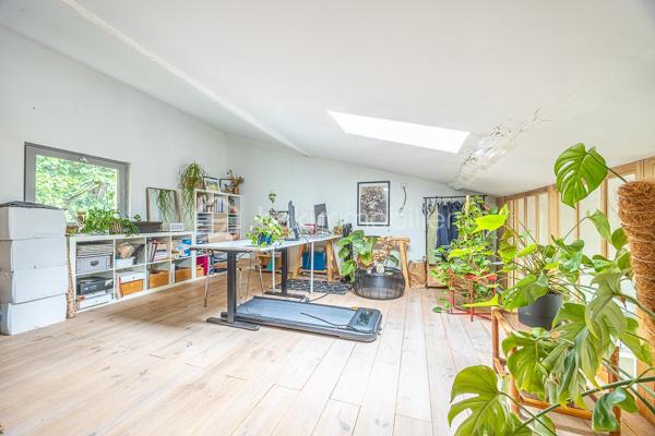 Vous rêvez de tout avoir à pied ? Marché, commerces, culture, vie de quartier… Cette maison de ville implantée en plein cœur historique de Niort vous offre ce privilège rare : vivre au centre de tout, sans compromis sur l'espace.
Organisée sur 4 niveaux, elle séduit aussi bien une famille, des urbains actifs aux multiples activités, qu'un investisseur en quête d'un bien à fort potentiel locatif (colocation, location touristique).
.
____________________________________
🔑 Rez-de-chaussée – L'atout numéro un en centre-ville
•	Entrée
•	garage de 50 m² environ : rare en hypercentre, stationnement, atelier, stockage ou tout autre usage selon vos besoins
.
________________________________________
🔼 1er niveau – Les espaces communs
•	Pièce de vie traversante comprenant une cuisine équipée ouverte sur la salle à manger et le salon
•	WC sur le palier
•	À noter : ce niveau bénéficie d'une luminosité plus tamisée, dans la typicité des maisons de centre ancien
.
________________________________________
🏠 2e niveau – Le cœur de la maison
•	Palier généreux aménagé en bibliothèque : un véritable espace de vie à part entière
•	2 grandes chambres
•	Salle de bain
•	WC séparé
.
________________________________________
☁️ 3e niveau – L'espace des possibles
•	1 grande chambre
•	1 débarras transformable en deuxième salle d’eau
•	Bureau ou dressing avec accès à la pièce en mezzanine
•	Mezzanine avec fenêtres de toit et verrière intérieure de 20m² au sol (11,72m² loi Carrez) : lumineuse, inspirante, grand bureau ou chambre supplémentaire
.
________________________________________
🌿 Extérieur
Terrasse privative de 14 m² le long du salon (2,5 m de large), totalement préservée des regards, fraîche et ombragée en été : un vrai espace de respiration en plein cœur de ville.
.
________________________________________
✔️ Les points forts
•	Localisation premium : marché, commerces, tous les atouts de la vie citadine à pied
•	Grand garage – denrée rare en centre-ville
•	4 niveaux : idéal pour une colocation ou une famille qui aime ses espaces
•	Terrasse privative et aveugle
•	Potentiel locatif fort : colocation, location meublée, tourisme
•	Caractère et cachet d'une vraie maison de ville atypique
.
________________________________________
👉 Cette maison correspond à votre projet ? Selon l'article L.561.5 du Code Monétaire et Financier, pour l'organisation de la visite, la présentation d'une pièce d'identité vous sera demandée. Vous avez la possibilité de vous faire accompagner, lors de la visite, par un professionnel de la construction de votre choix (architecte, expert en bâtiment, maître d’œuvre, artisan, etc.). Cette démarche peut vous permettre d’obtenir un avis technique éclairé sur l’état du bien, d’identifier d’éventuels travaux à prévoir et de sécuriser votre projet d’acquisition. Je vous remercie de bien vouloir m'informer en amont de la visite si vous souhaitez être accompagnés afin de faciliter l’organisation de celle-ci dans les meilleures conditions.

📞 Chers confrères, contactez-moi pour travailler en inter-cabinet.