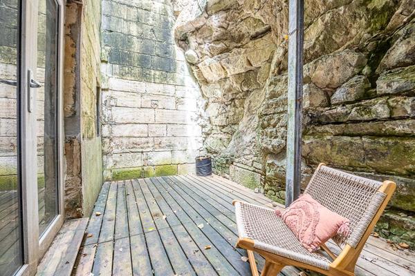 Vous rêvez de tout avoir à pied ? Marché, commerces, culture, vie de quartier… Cette maison de ville implantée en plein cœur historique de Niort vous offre ce privilège rare : vivre au centre de tout, sans compromis sur l'espace.
Organisée sur 4 niveaux, elle séduit aussi bien une famille, des urbains actifs aux multiples activités, qu'un investisseur en quête d'un bien à fort potentiel locatif (colocation, location touristique).
.
____________________________________
🔑 Rez-de-chaussée – L'atout numéro un en centre-ville
•	Entrée
•	garage de 50 m² environ : rare en hypercentre, stationnement, atelier, stockage ou tout autre usage selon vos besoins
.
________________________________________
🔼 1er niveau – Les espaces communs
•	Pièce de vie traversante comprenant une cuisine équipée ouverte sur la salle à manger et le salon
•	WC sur le palier
•	À noter : ce niveau bénéficie d'une luminosité plus tamisée, dans la typicité des maisons de centre ancien
.
________________________________________
🏠 2e niveau – Le cœur de la maison
•	Palier généreux aménagé en bibliothèque : un véritable espace de vie à part entière
•	2 grandes chambres
•	Salle de bain
•	WC séparé
.
________________________________________
☁️ 3e niveau – L'espace des possibles
•	1 grande chambre
•	1 débarras transformable en deuxième salle d’eau
•	Bureau ou dressing avec accès à la pièce en mezzanine
•	Mezzanine avec fenêtres de toit et verrière intérieure de 20m² au sol (11,72m² loi Carrez) : lumineuse, inspirante, grand bureau ou chambre supplémentaire
.
________________________________________
🌿 Extérieur
Terrasse privative de 14 m² le long du salon (2,5 m de large), totalement préservée des regards, fraîche et ombragée en été : un vrai espace de respiration en plein cœur de ville.
.
________________________________________
✔️ Les points forts
•	Localisation premium : marché, commerces, tous les atouts de la vie citadine à pied
•	Grand garage – denrée rare en centre-ville
•	4 niveaux : idéal pour une colocation ou une famille qui aime ses espaces
•	Terrasse privative et aveugle
•	Potentiel locatif fort : colocation, location meublée, tourisme
•	Caractère et cachet d'une vraie maison de ville atypique
.
________________________________________
👉 Cette maison correspond à votre projet ? Selon l'article L.561.5 du Code Monétaire et Financier, pour l'organisation de la visite, la présentation d'une pièce d'identité vous sera demandée. Vous avez la possibilité de vous faire accompagner, lors de la visite, par un professionnel de la construction de votre choix (architecte, expert en bâtiment, maître d’œuvre, artisan, etc.). Cette démarche peut vous permettre d’obtenir un avis technique éclairé sur l’état du bien, d’identifier d’éventuels travaux à prévoir et de sécuriser votre projet d’acquisition. Je vous remercie de bien vouloir m'informer en amont de la visite si vous souhaitez être accompagnés afin de faciliter l’organisation de celle-ci dans les meilleures conditions.

📞 Chers confrères, contactez-moi pour travailler en inter-cabinet.